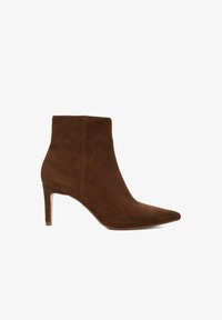 Полусапожки на высоком каблуке