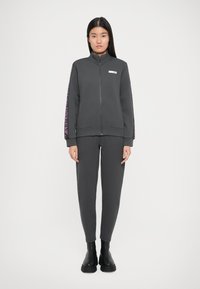 Спортивная куртка