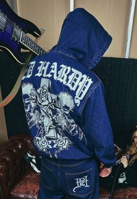 Джинсовая куртка