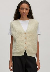 Вязаный жилет