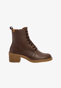 Ботинки на шнуровке