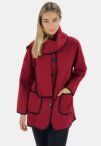 Короткое пальто