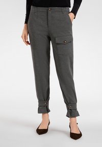 Брюки с накладными карманами