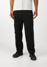 Брюки с накладными карманами