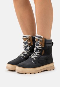 Ботинки на шнуровке