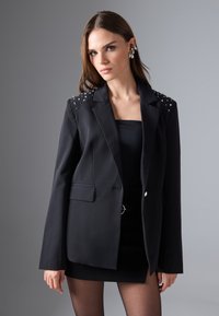 Блейзер с накладными карманами