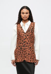 Длинный жилет