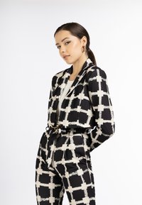 Короткий блейзер