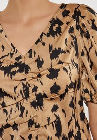 Атласная блузка