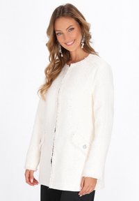 Короткое пальто