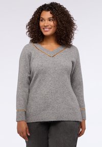 Пуловер с вырезом V