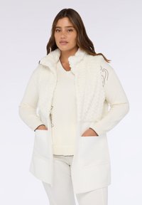 Длинный жилет