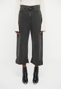 Короткие джинсы