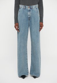 Джинсы бойфренда