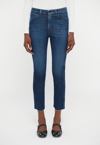 Короткие джинсы