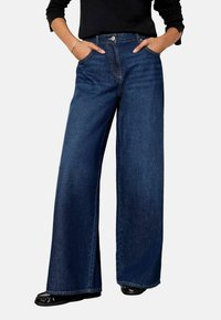 Клешеные джинсы