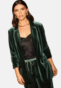 Короткое пальто