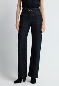 Клешеные джинсы