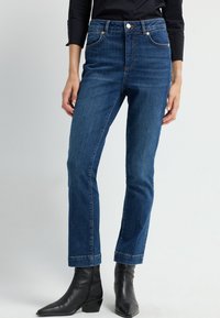 Короткие джинсы