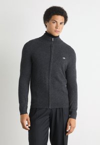 Вязаная кофта