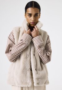 Пуховой жилет Пуховой жилет