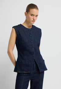 Джинсовая жилетка