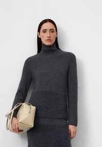 Пуловер Пуловер