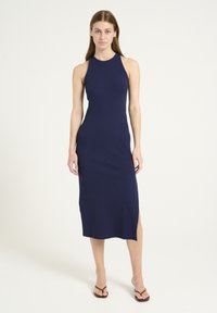 Платье футляр