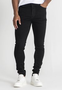 Узкие джинсы