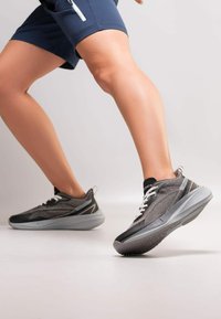 Беговые кроссовки