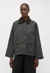 Куртка с накладнымит карманами