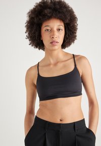 Топ на бретельках