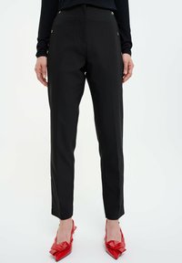 Узкие брюки