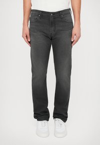 Узкие джинсы