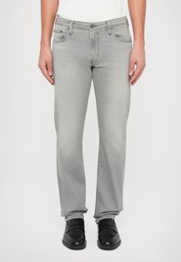 Узкие джинсы