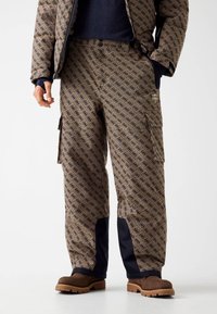 Брюки с накладными карманами