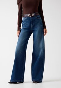 Клешеные джинсы