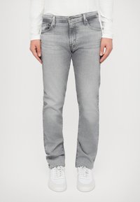 Узкие джинсы