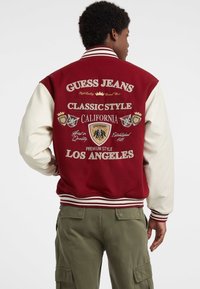 Куртка бомбер