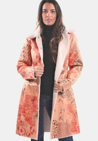 Короткое пальто