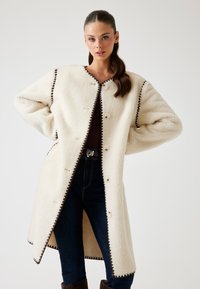 Короткое пальто