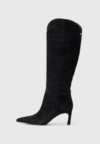 Высокие сапоги