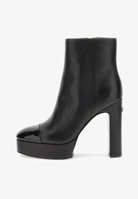 Полусапожки на высоком каблуке Полусапожки на высоком каблуке