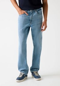 Прямые джинсы