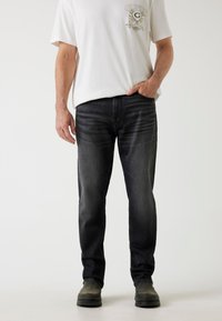 Прямые джинсы