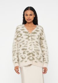 Жаккардовая вязаная кофта