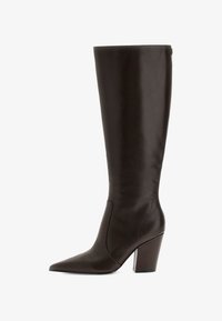 Высокие сапоги