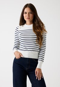 Пуловер в полоску