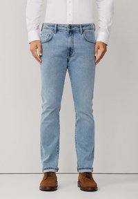 Узкие джинсы