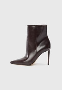 Высокие сапоги